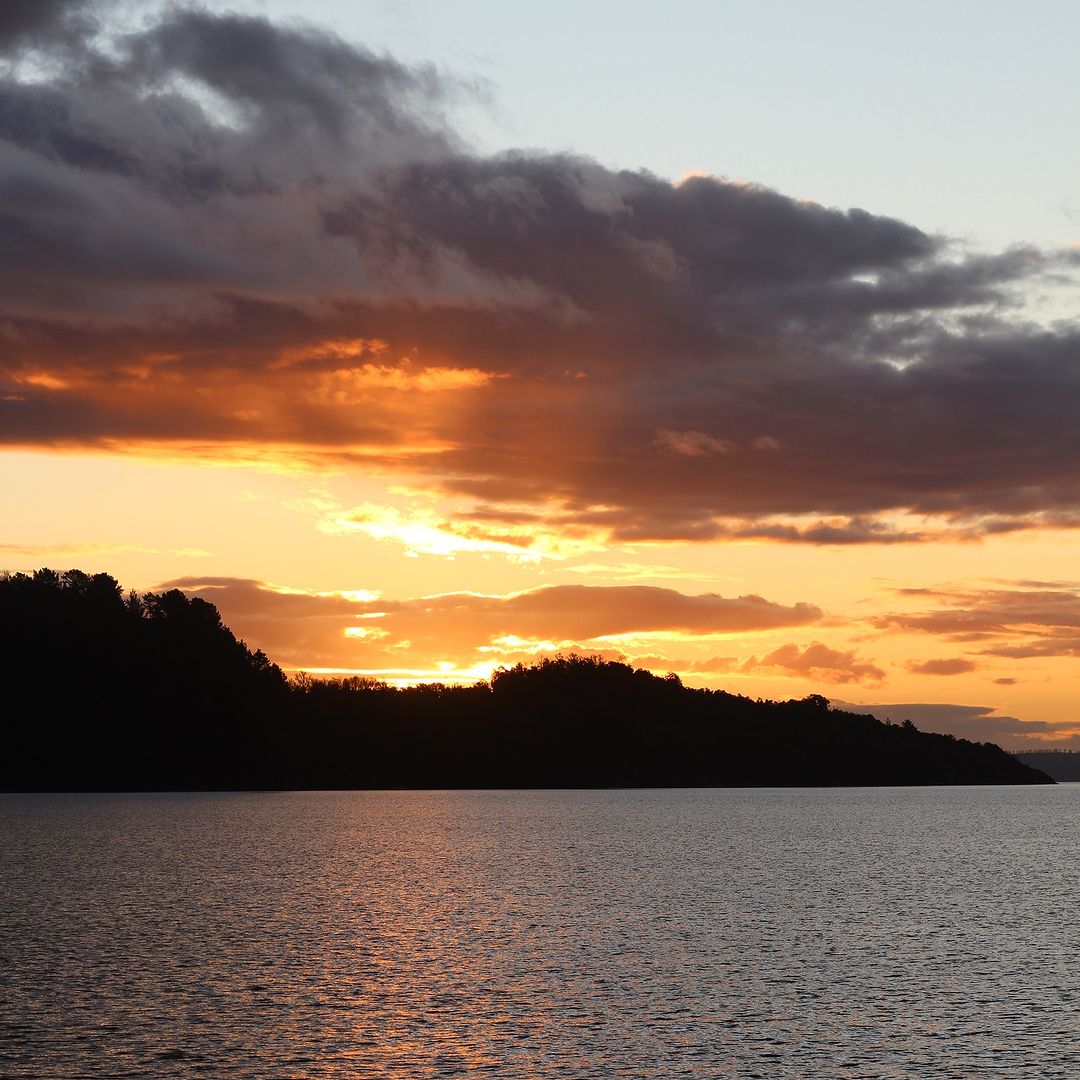 Atardecer reflexivo en el lago, representación de tecnologías del yo y autoconocimiento